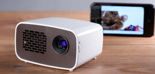 Battery_operated_mini_projector_with_a_smartphone